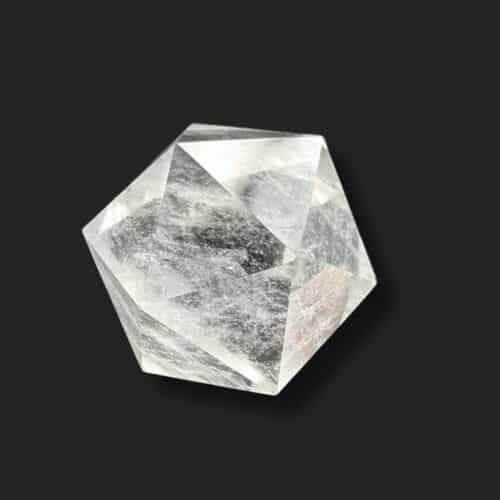 Icosaèdre en cristal de roche naturel à la belle transparence, pierre favorisant la clarté d'esprit et l'équilibre énergétique.