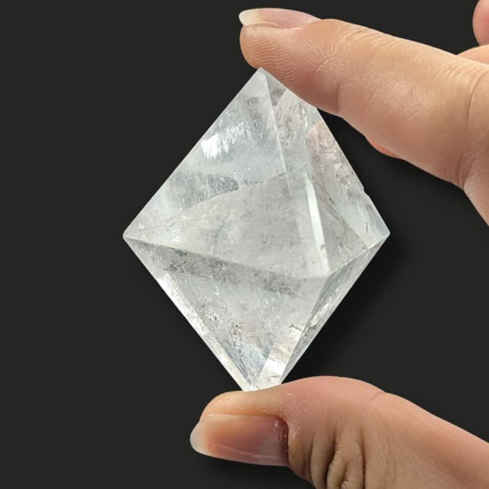 Icosaèdre en cristal de roche, solide de Platon en pierre naturelle utilisé pour la méditation, la géométrie sacrée et le développement spirituel.