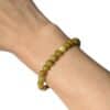 Bracelet en opale verte naturelle 6 mm porté au poignet, parfait pour favoriser la sérénité, le renouveau et le bien-être au quotidien.