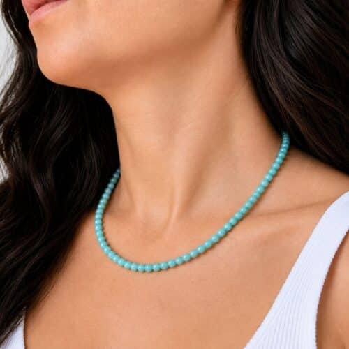 Acheter un collier en amazonite, c'est choisir un bijou en pierre naturelle élégant qui apporte une touche authentique à votre style. Le amazonite est traditionnellement apprécié en lithothérapie pour favoriser l'apaisement, l'expression des émotions et l'harmonie intérieure, faisant de ce collier une belle idée cadeau ou un plaisir à s'offrir.