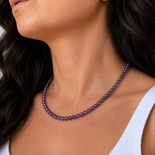 Acheter un collier en améthyste, c'est choisir un bijou en pierre naturelle élégant qui apporte une touche authentique à votre style. Le améthyste est traditionnellement apprécié en lithothérapie pour favoriser le calme, la relaxation, le sommeil et la sérénité, faisant de ce collier une belle idée cadeau ou un plaisir à s'offrir.