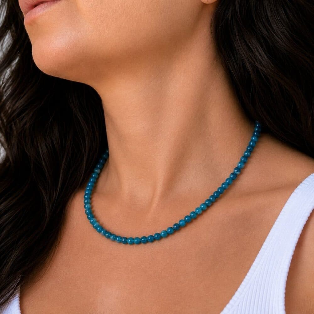 Acheter un collier en apatite, c'est choisir un bijou en pierre naturelle élégant qui apporte une touche authentique à votre style. Le apatite est traditionnellement apprécié en lithothérapie pour favoriser la motivation, l'inspiration, la communication et la confiance, faisant de ce collier une belle idée cadeau ou un plaisir à s'offrir.