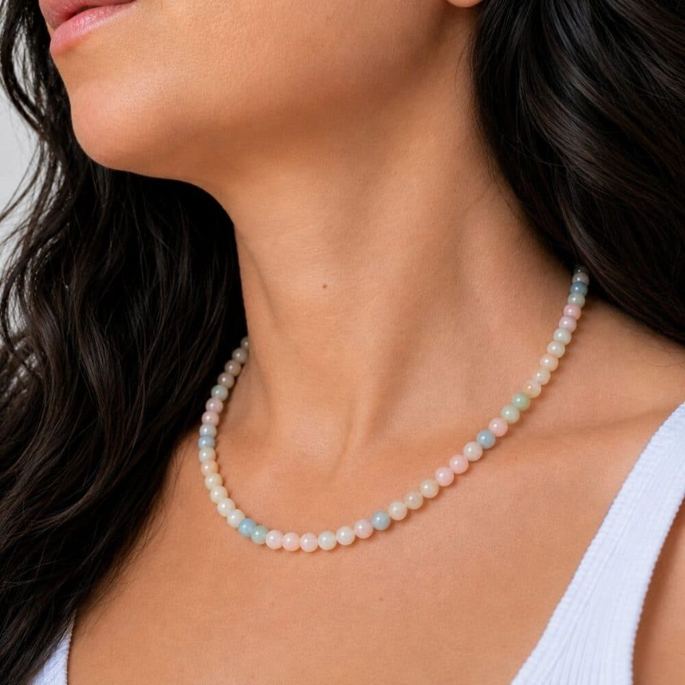 Acheter un collier en béryl, c'est choisir un bijou en pierre naturelle élégant qui apporte une touche authentique à votre style. Le béryl est traditionnellement apprécié en lithothérapie pour favoriser la clarté d'esprit, la confiance et l'équilibre émotionnel, faisant de ce collier une belle idée cadeau ou un plaisir à s'offrir.
