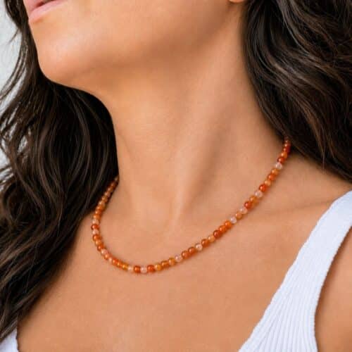 Acheter un collier en cornaline, c'est choisir un bijou en pierre naturelle élégant qui apporte une touche authentique à votre style. Le cornaline est traditionnellement apprécié en lithothérapie pour stimuler la motivation, la vitalité, le courage et la créativité, faisant de ce collier une belle idée cadeau ou un plaisir à s'offrir.