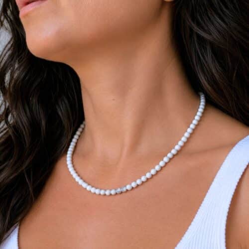 Acheter un collier en howlite, c'est choisir un bijou en pierre naturelle élégant qui apporte une touche authentique à votre style. Le howlite est traditionnellement apprécié en lithothérapie pour favoriser le calme, la patience, la détente et la gestion du stress, faisant de ce collier une belle idée cadeau ou un plaisir à s'offrir.