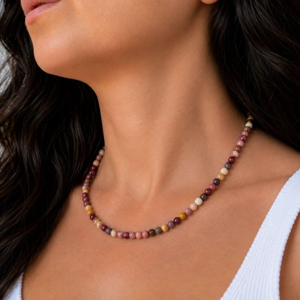 Achetez un collier en hématite équipé d'un fermoir à vis robuste, discret et facile à utiliser. Un bijou conçu pour être porté sereinement chaque jour tout en profitant des vertus traditionnellement associées au hématite, réputé pour favoriser l'ancrage, la force mentale, la confiance et la stabilité.