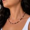 Achetez un collier en hématite équipé d'un fermoir à vis robuste, discret et facile à utiliser. Un bijou conçu pour être porté sereinement chaque jour tout en profitant des vertus traditionnellement associées au hématite, réputé pour favoriser l'ancrage, la force mentale, la confiance et la stabilité.