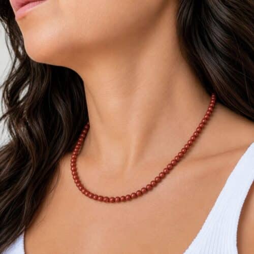 Acheter un collier en jaspe rouge, c'est choisir un bijou en pierre naturelle élégant qui apporte une touche authentique à votre style. Le jaspe rouge est traditionnellement apprécié en lithothérapie pour favoriser l'énergie, la détermination, le courage et la vitalité, faisant de ce collier une belle idée cadeau ou un plaisir à s'offrir.