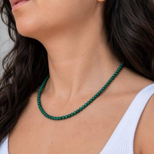 Acheter un collier en malachite, c'est choisir un bijou en pierre naturelle élégant qui apporte une touche authentique à votre style. Le malachite est traditionnellement apprécié en lithothérapie pour favoriser la protection, la transformation et le renouveau, faisant de ce collier une belle idée cadeau ou un plaisir à s'offrir.