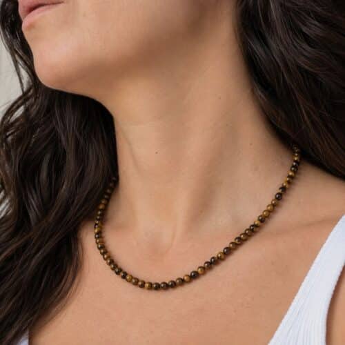 Acheter un collier en œil de tigre, c'est choisir un bijou en pierre naturelle élégant qui apporte une touche authentique à votre style. Le œil de tigre est traditionnellement apprécié en lithothérapie pour favoriser la protection, le courage, la confiance en soi et la force intérieure, faisant de ce collier une belle idée cadeau ou un plaisir à s'offrir.