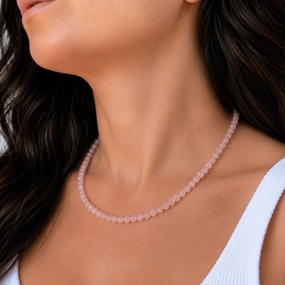 Acheter un collier en quartz rose, c'est choisir un bijou en pierre naturelle élégant qui apporte une touche authentique à votre style. Le quartz rose est traditionnellement apprécié en lithothérapie pour favoriser l'amour, la tendresse, l'apaisement émotionnel et l'harmonie des relations, faisant de ce collier une belle idée cadeau ou un plaisir à s'offrir.