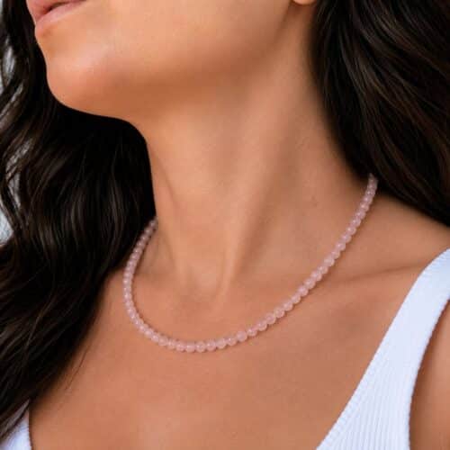 Acheter un collier en quartz rose, c'est choisir un bijou en pierre naturelle élégant qui apporte une touche authentique à votre style. Le quartz rose est traditionnellement apprécié en lithothérapie pour favoriser l'amour, la tendresse, l'apaisement émotionnel et l'harmonie des relations, faisant de ce collier une belle idée cadeau ou un plaisir à s'offrir.