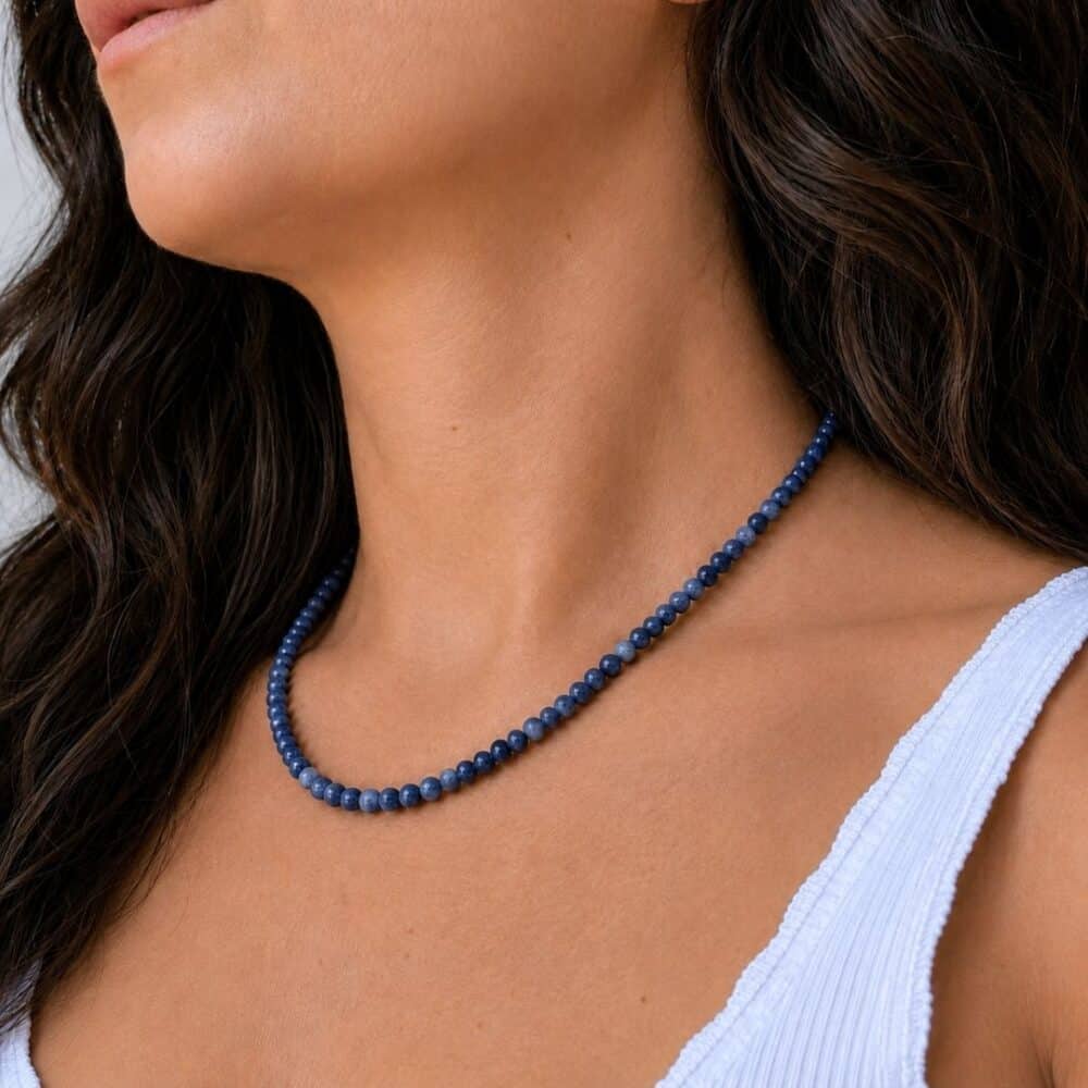 Acheter un collier en sodalite, c'est choisir un bijou en pierre naturelle élégant qui apporte une touche authentique à votre style. Le sodalite est traditionnellement apprécié en lithothérapie pour favoriser la communication, la confiance en soi, la logique et la sérénité, faisant de ce collier une belle idée cadeau ou un plaisir à s'offrir.