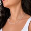 Acheter un collier en cristal de roche, c'est choisir un bijou en pierre naturelle élégant et intemporel qui sublime votre style au quotidien. Le cristal de roche est traditionnellement apprécié en lithothérapie pour favoriser la clarté d'esprit, l'harmonie, la purification et l'amplification des énergies.