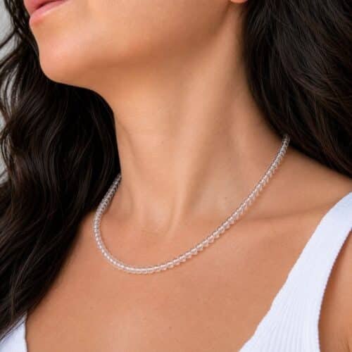 Acheter un collier en cristal de roche, c'est choisir un bijou en pierre naturelle élégant et intemporel qui sublime votre style au quotidien. Le cristal de roche est traditionnellement apprécié en lithothérapie pour favoriser la clarté d'esprit, l'harmonie, la purification et l'amplification des énergies.
