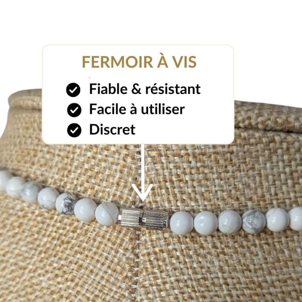 Achetez un collier en howlite équipé d'un fermoir à vis robuste, discret et facile à utiliser. Un bijou conçu pour être porté sereinement chaque jour tout en profitant des vertus traditionnellement associées au howlite, réputé pour favoriser le calme, la patience, la détente et la gestion du stress.