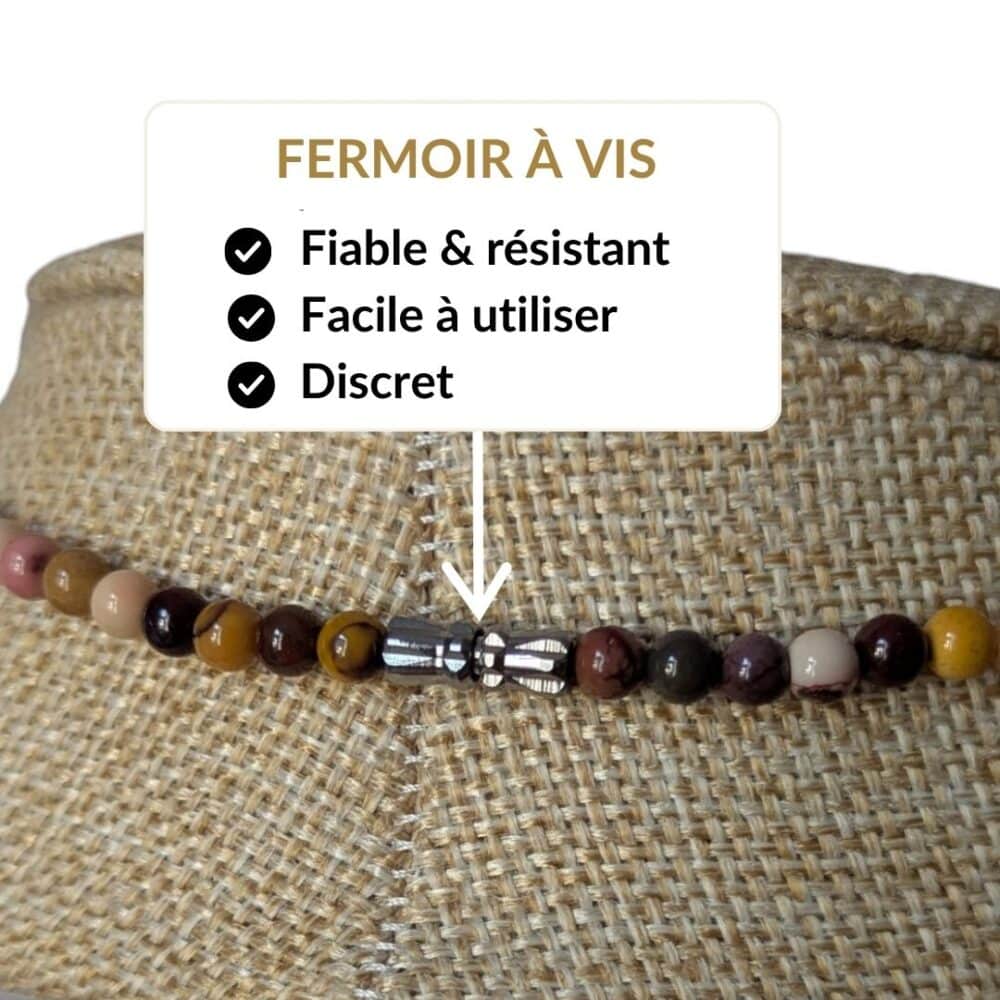Achetez un collier en jaspe mokaïte équipé d'un fermoir à vis robuste, discret et facile à utiliser. Un bijou conçu pour être porté sereinement chaque jour tout en profitant des vertus traditionnellement associées au jaspe mokaïte, réputé pour favoriser l'ancrage, la confiance, le dynamisme et la prise de décision.