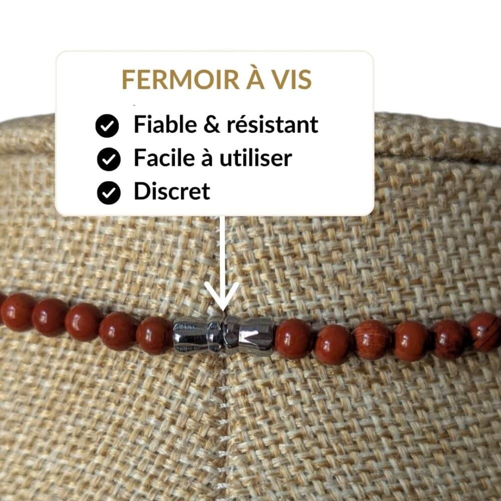 Achetez un collier en jaspe rouge équipé d'un fermoir à vis robuste, discret et facile à utiliser. Un bijou conçu pour être porté sereinement chaque jour tout en profitant des vertus traditionnellement associées au jaspe rouge, réputé pour favoriser l'énergie, la détermination, le courage et la vitalité.