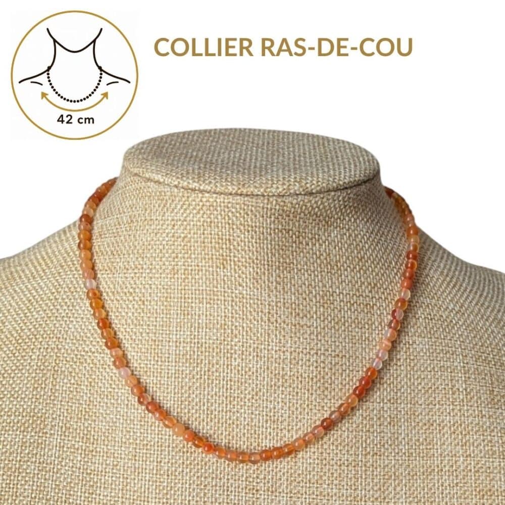 Collier ras-de-cou en cornaline de 42 cm offrant un tombé élégant qui sublime naturellement le cou. Un bijou intemporel qui associe style, confort et les vertus traditionnellement attribuées au cornaline, reconnues pour stimuler la motivation, la vitalité, le courage et la créativité.