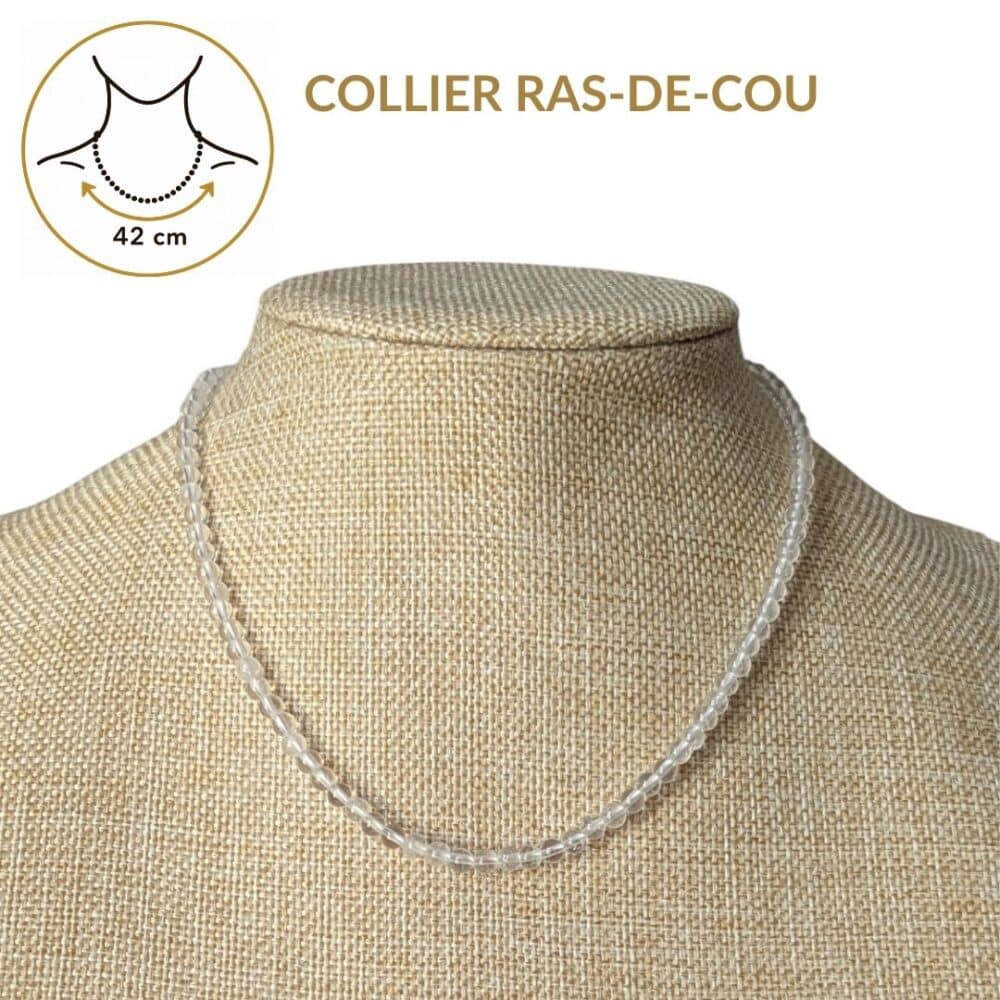 Collier ras-de-cou en cristal de roche de 42 cm offrant une coupe élégante qui met naturellement le cou en valeur. Un bijou en pierre naturelle alliant style, confort et les vertus traditionnellement associées au cristal de roche.