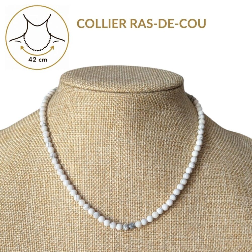 Collier ras-de-cou en howlite de 42 cm offrant un tombé élégant qui sublime naturellement le cou. Un bijou intemporel qui associe style, confort et les vertus traditionnellement attribuées au howlite, reconnues pour favoriser le calme, la patience, la détente et la gestion du stress.