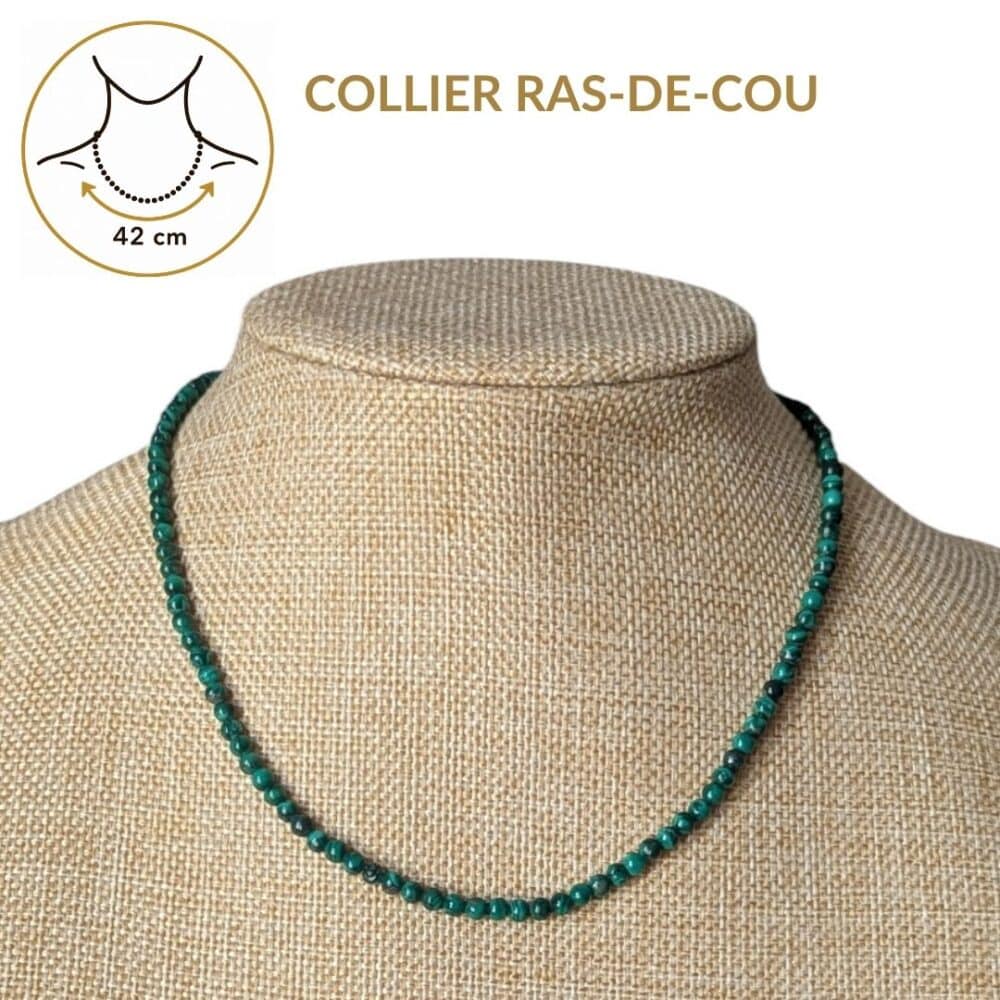 Collier ras-de-cou en malachite de 42 cm offrant un tombé élégant qui sublime naturellement le cou. Un bijou intemporel qui associe style, confort et les vertus traditionnellement attribuées au malachite, reconnues pour favoriser la protection, la transformation et le renouveau.