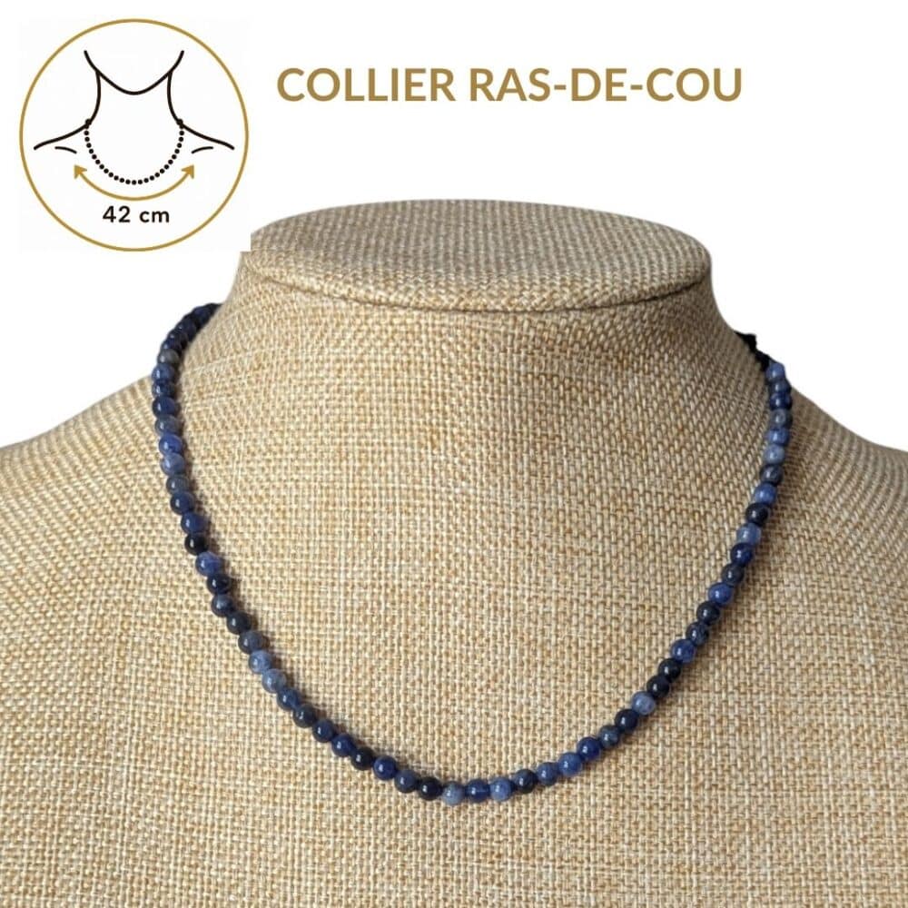 Collier ras-de-cou en sodalite de 42 cm offrant un tombé élégant qui sublime naturellement le cou. Un bijou intemporel qui associe style, confort et les vertus traditionnellement attribuées au sodalite, reconnues pour favoriser la communication, la confiance en soi, la logique et la sérénité.