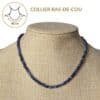 Collier ras-de-cou en sodalite de 42 cm offrant un tombé élégant qui sublime naturellement le cou. Un bijou intemporel qui associe style, confort et les vertus traditionnellement attribuées au sodalite, reconnues pour favoriser la communication, la confiance en soi, la logique et la sérénité.