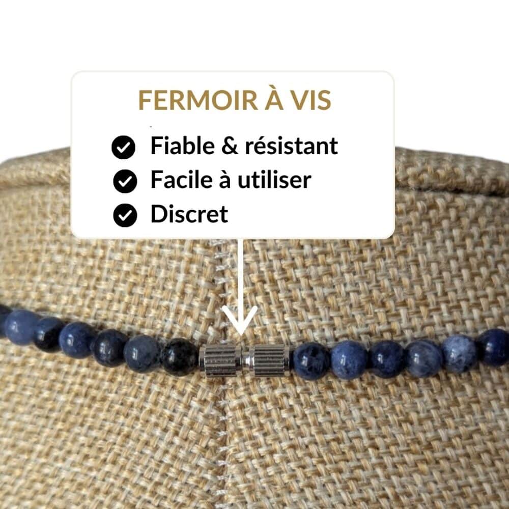 Achetez un collier en sodalite équipé d'un fermoir à vis robuste, discret et facile à utiliser. Un bijou conçu pour être porté sereinement chaque jour tout en profitant des vertus traditionnellement associées au sodalite, réputé pour favoriser la communication, la confiance en soi, la logique et la sérénité.