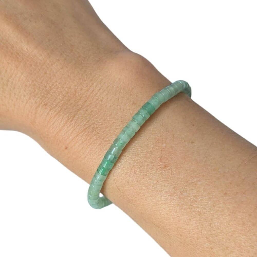 Bracelet Heishi en aventurine porté au poignet, un bijou élégant en pierre naturelle pour attirer la chance, apaiser le stress et accompagner les nouveaux projets.