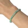 Bracelet Heishi en aventurine porté au poignet, un bijou élégant en pierre naturelle pour attirer la chance, apaiser le stress et accompagner les nouveaux projets.