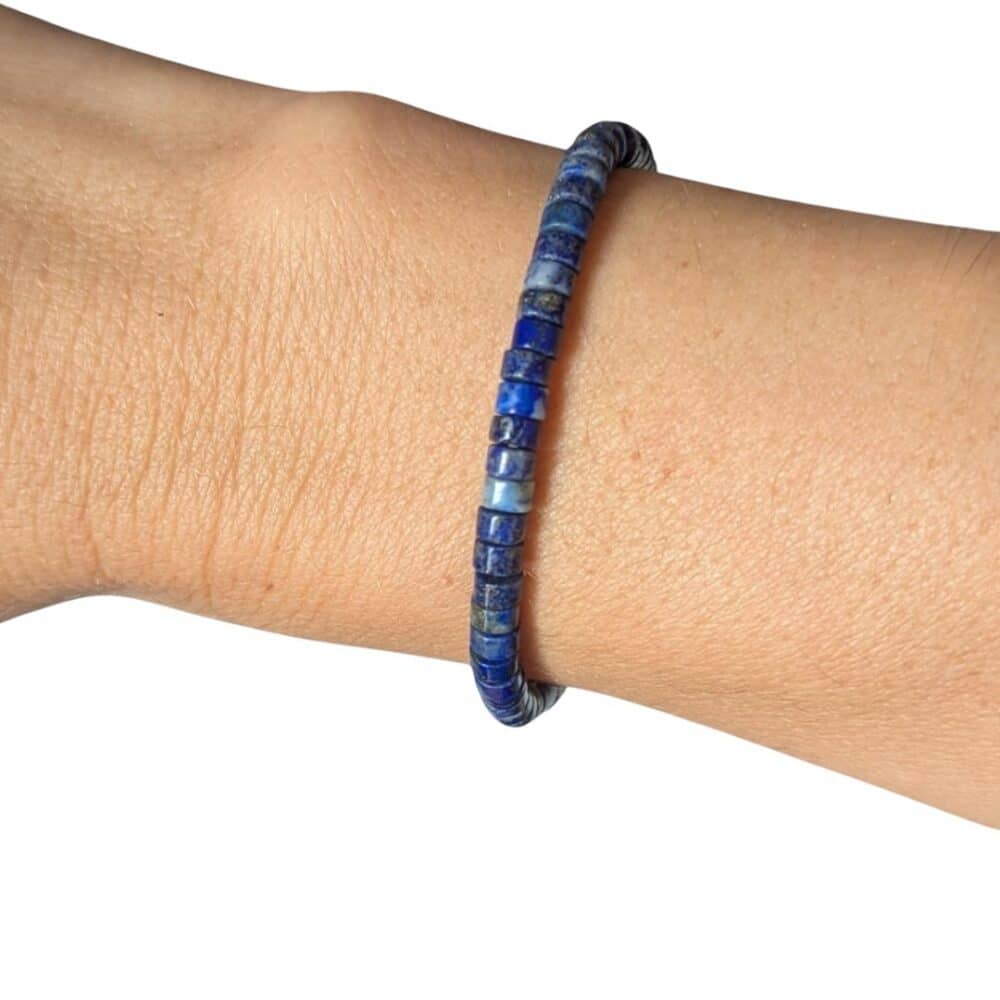 Gros plan d'un bracelet Heishi en lapis-lazuli naturel aux magnifiques nuances de bleu, idéal pour développer la clarté d'esprit, la confiance et la sérénité.