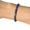 Gros plan d'un bracelet Heishi en lapis-lazuli naturel aux magnifiques nuances de bleu, idéal pour développer la clarté d'esprit, la confiance et la sérénité.