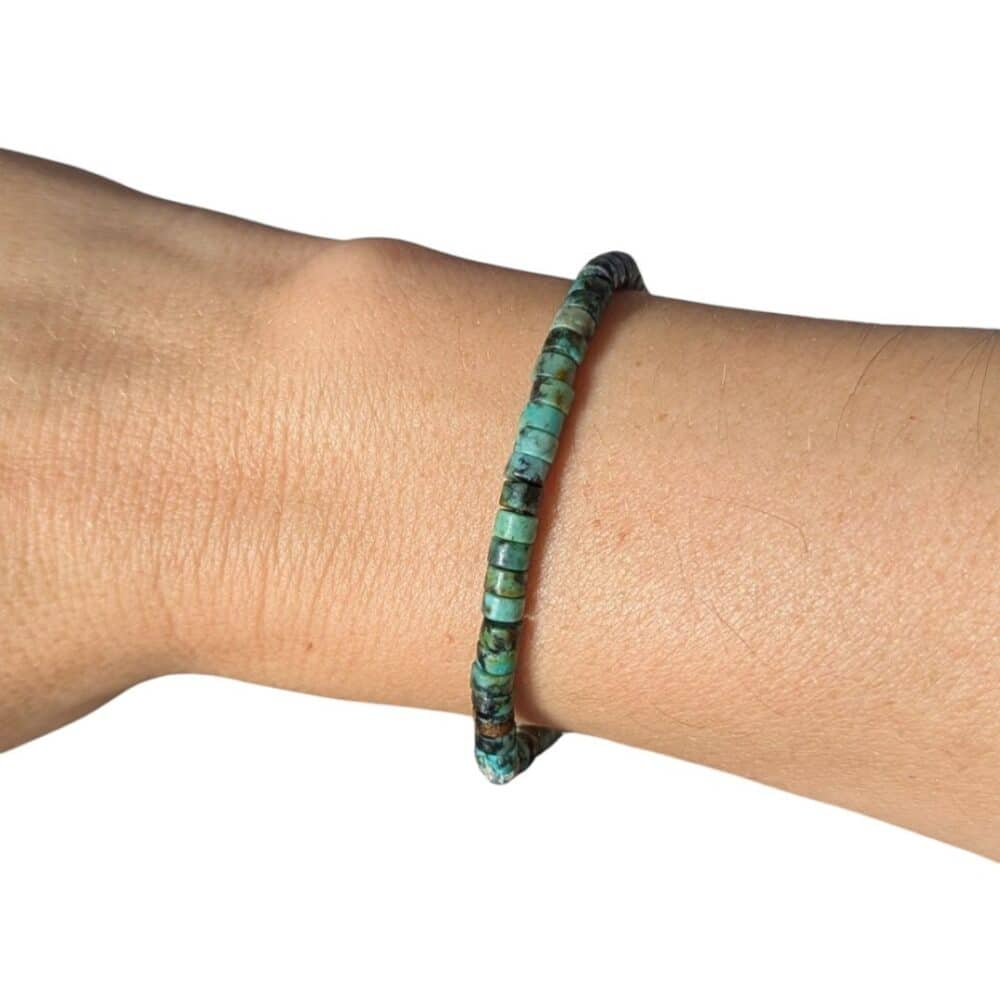 Bracelet Heishi en turquoise d'Afrique porté au poignet, un bijou élégant en pierre naturelle pour accompagner les nouveaux départs et développer la confiance en soi.