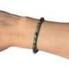 Bracelet Heishi en turquoise d'Afrique porté au poignet, un bijou élégant en pierre naturelle pour accompagner les nouveaux départs et développer la confiance en soi.