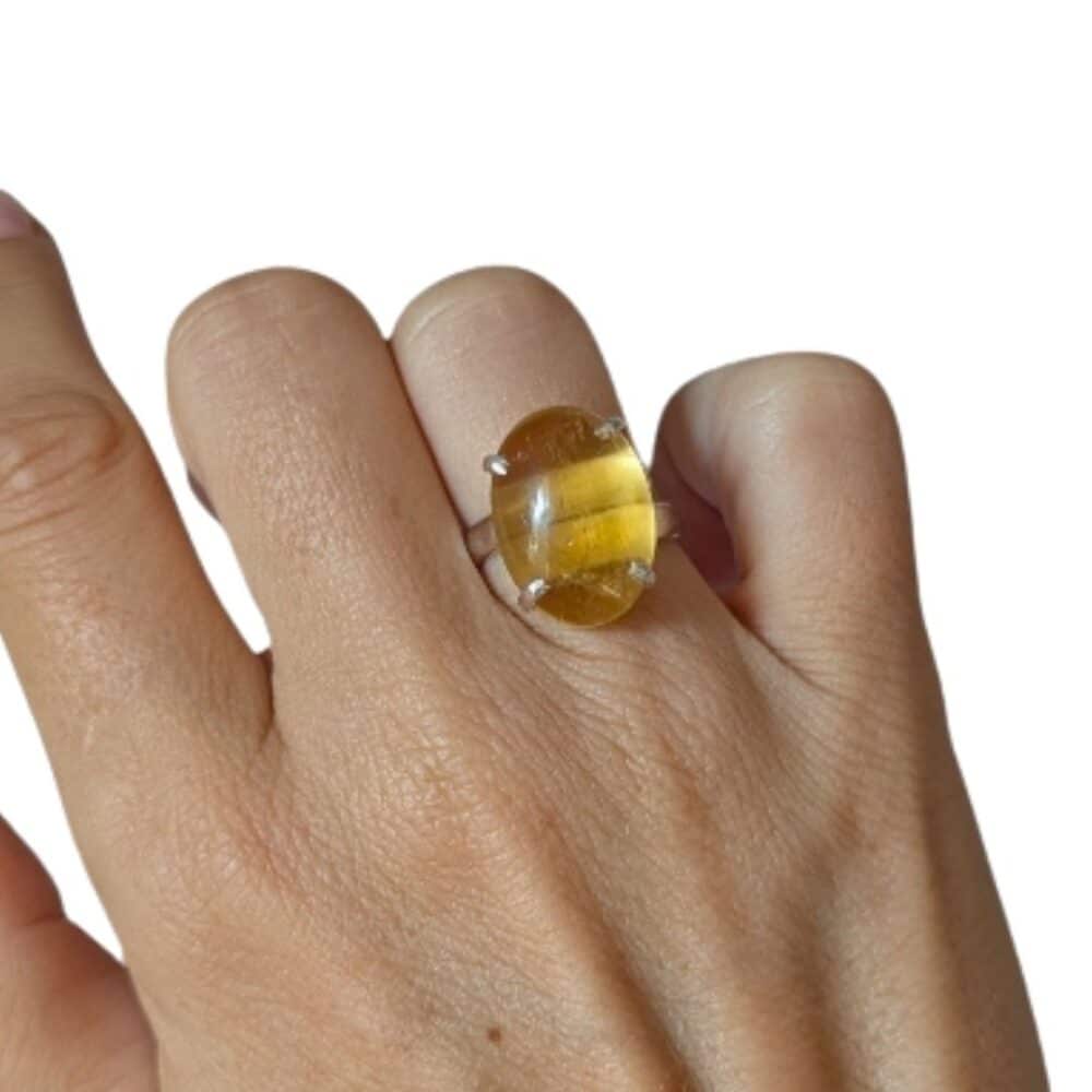 Bague citrine argent 925 portée au doigt femme bijou lithothérapie réglable
