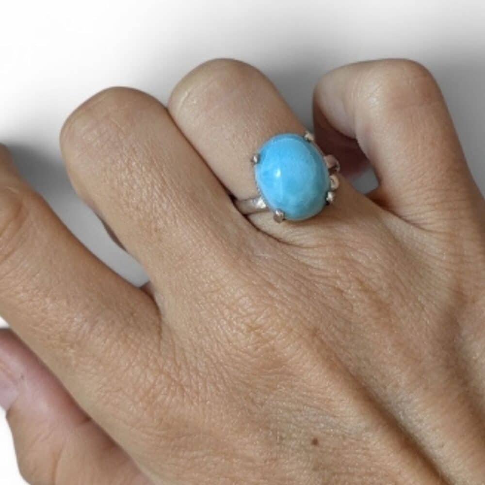 Bague larimar argent 925 portée au doigt femme bijou lithothérapie réglable