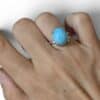 Bague larimar argent 925 portée au doigt femme bijou lithothérapie réglable