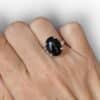 Bague spinelle argent 925 portée au doigt femme bijou lithothérapie réglable