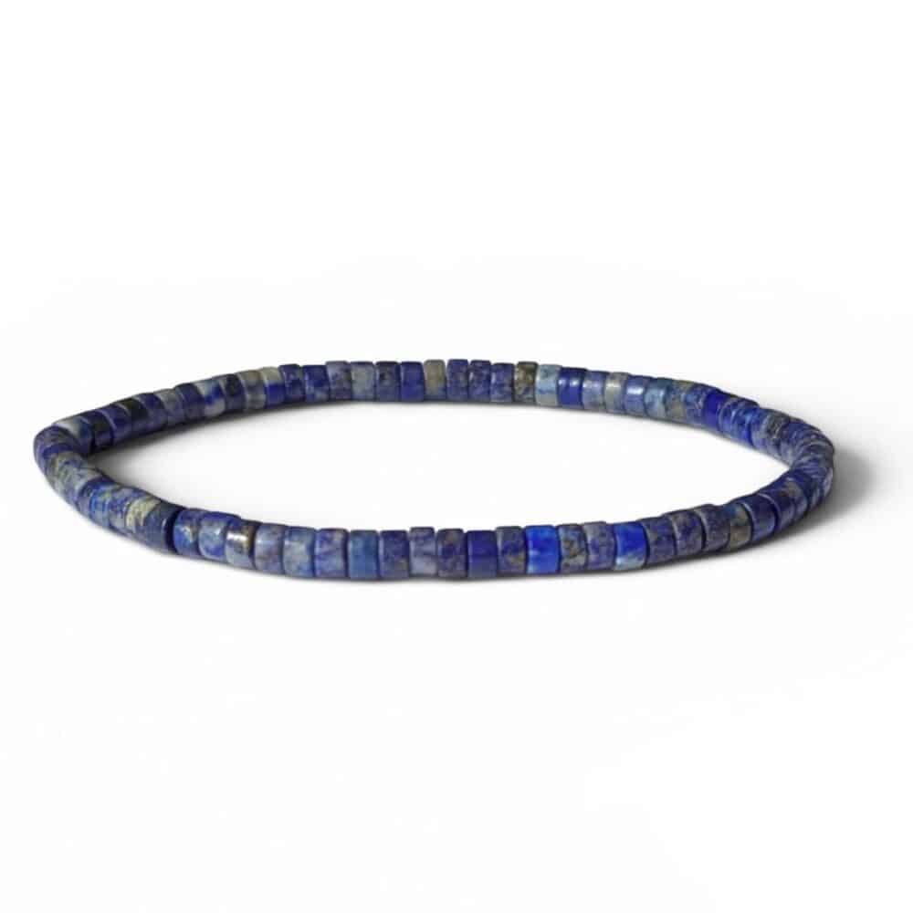 Bracelet Heishi en lapis-lazuli naturel sur fond blanc, un bijou en pierre naturelle idéal pour améliorer la communication, la confiance en soi et l'expression personnelle.
