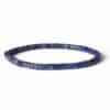 Bracelet Heishi en lapis-lazuli naturel sur fond blanc, un bijou en pierre naturelle idéal pour améliorer la communication, la confiance en soi et l'expression personnelle.