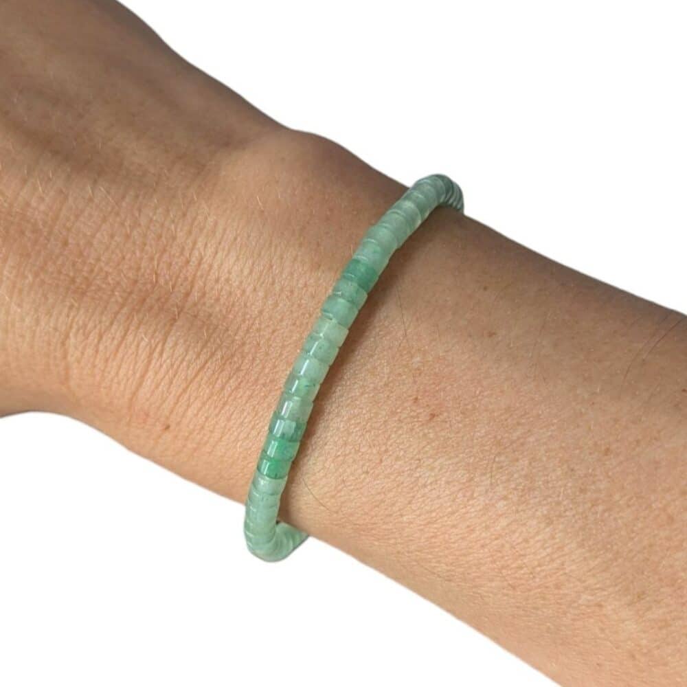 Gros plan d'un bracelet Heishi en aventurine naturelle aux perles lisses, idéal pour retrouver confiance, sérénité et attirer les opportunités.
