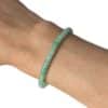 Gros plan d'un bracelet Heishi en aventurine naturelle aux perles lisses, idéal pour retrouver confiance, sérénité et attirer les opportunités.