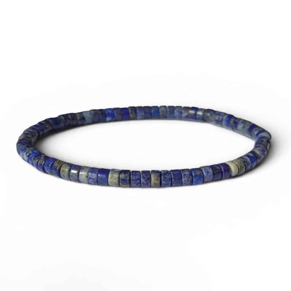 Bracelet Heishi en lapis-lazuli naturel de qualité sur fond blanc, parfait pour développer la clarté d'esprit, la sagesse et renforcer la confiance en soi.