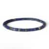 Bracelet Heishi en lapis-lazuli naturel de qualité sur fond blanc, parfait pour développer la clarté d'esprit, la sagesse et renforcer la confiance en soi.