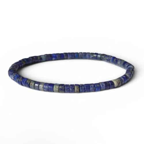 Bracelet Heishi en lapis-lazuli naturel de qualité sur fond blanc, parfait pour développer la clarté d'esprit, la sagesse et renforcer la confiance en soi.