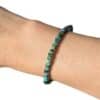 Gros plan d'un bracelet Heishi en turquoise d'Afrique naturelle aux magnifiques nuances vertes, favorisant l'équilibre, la confiance et l'ouverture d'esprit.