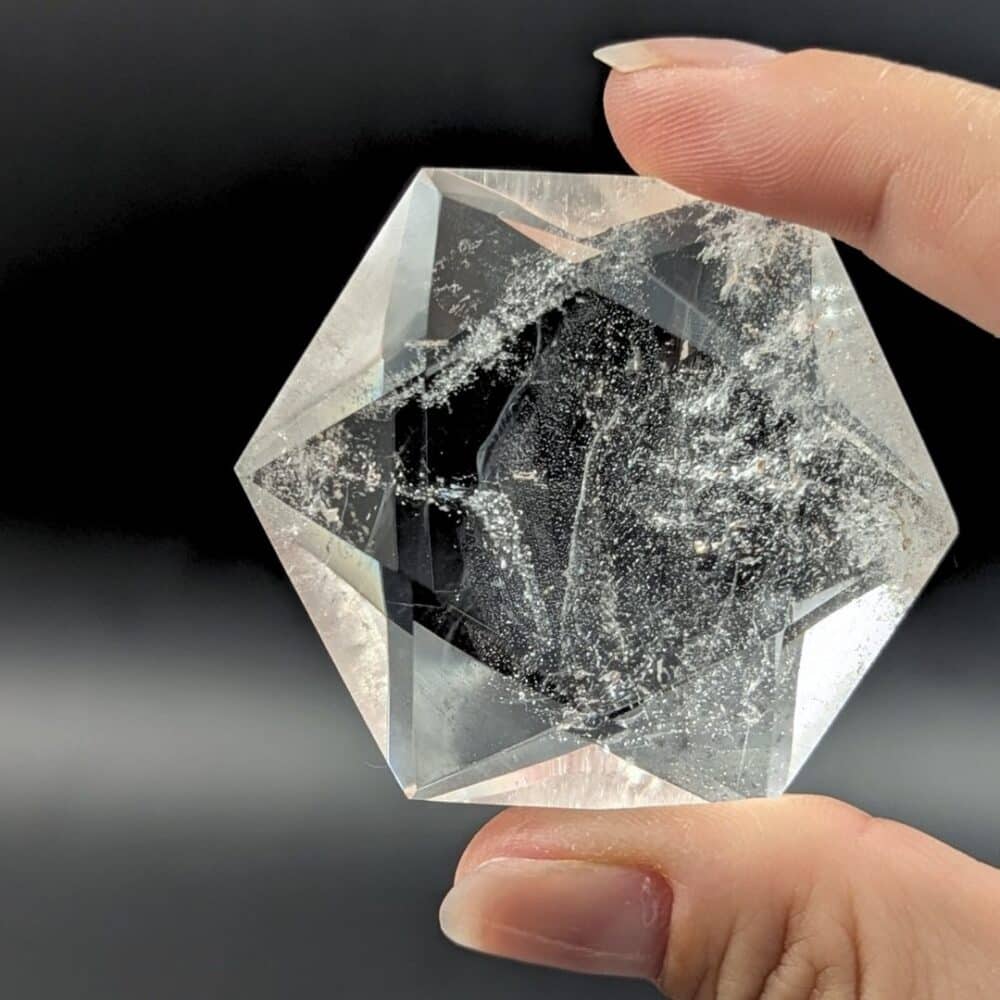 Pierre Sceau de Salomon en cristal de roche aux finitions soignées, idéale pour amplifier l'énergie et accompagner les pratiques spirituelles.