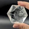 Pierre Sceau de Salomon en cristal de roche aux finitions soignées, idéale pour amplifier l'énergie et accompagner les pratiques spirituelles.