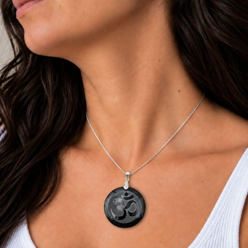 pendentif om obsidienne porté avec chaine argent